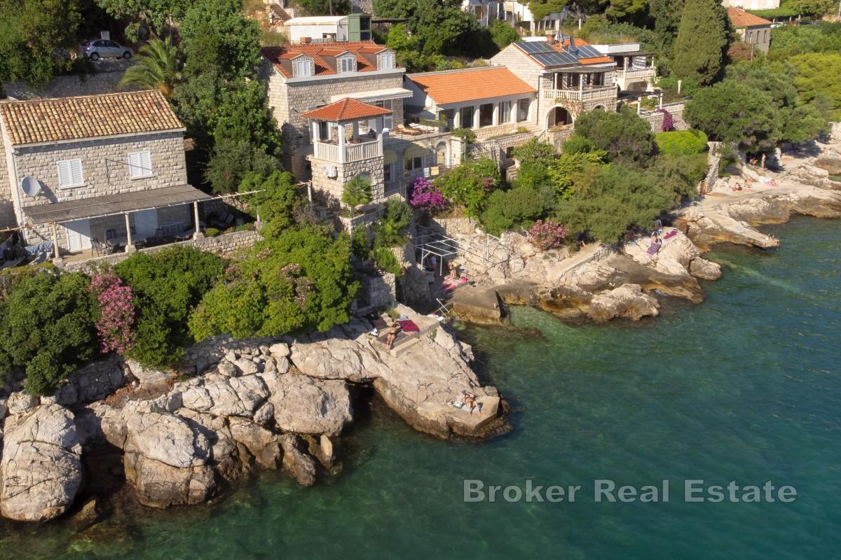 Steinhaus in erster Reihe zum Meer