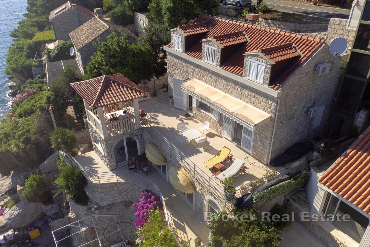 Stenhus i första raden mot havet