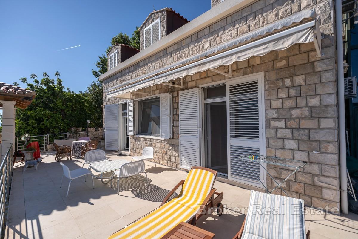 Каменный дом в первом ряду от моря