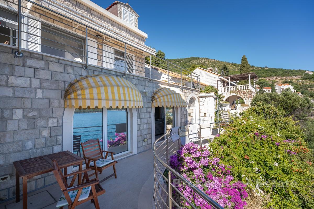 Maison en pierre au premier rang de la mer