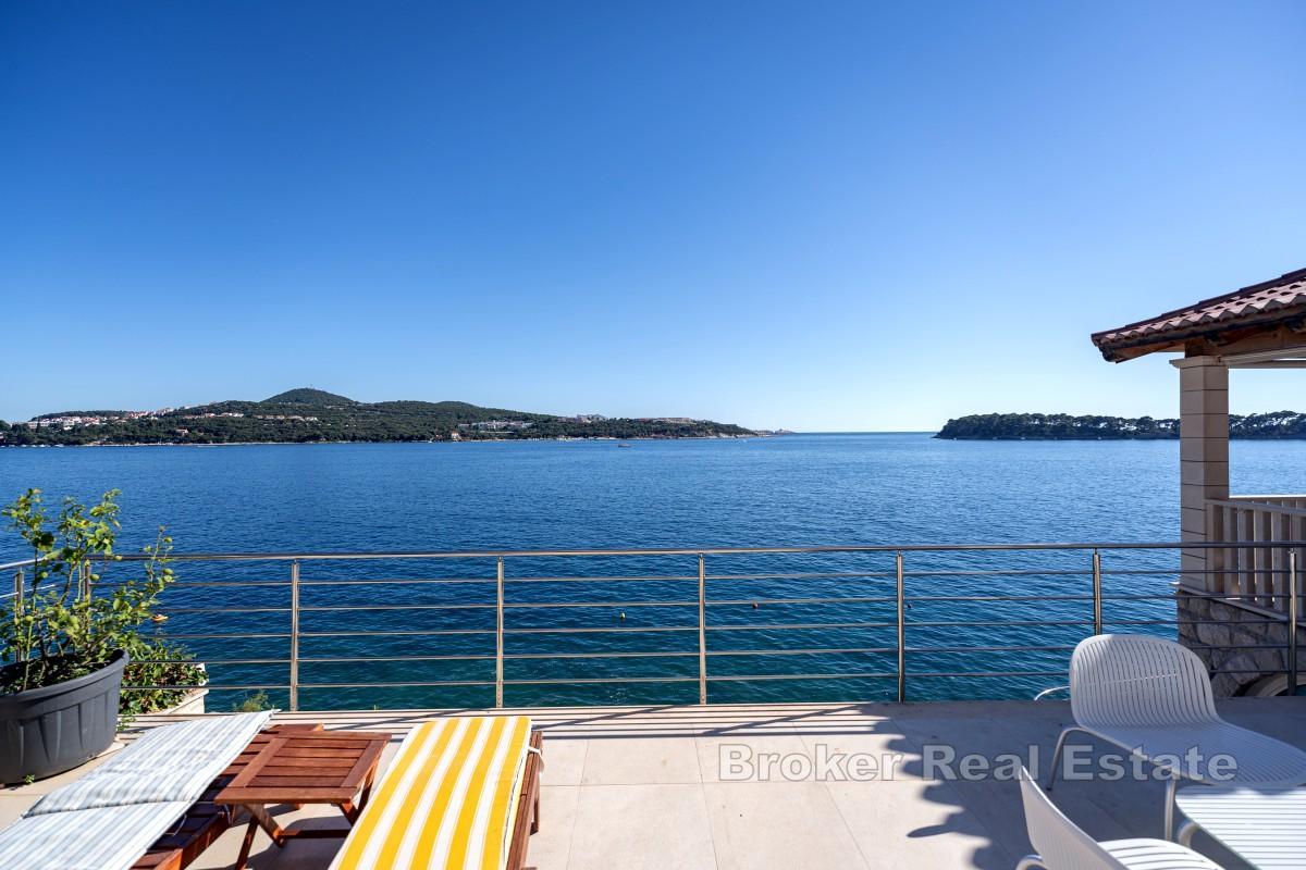 Maison en pierre au premier rang de la mer