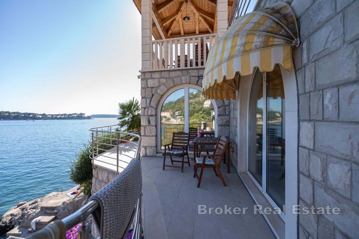 Maison en pierre au premier rang de la mer