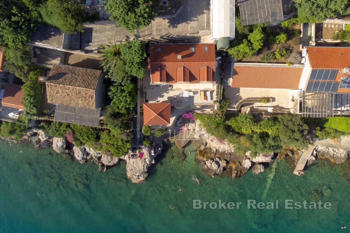 Maison en pierre au premier rang de la mer