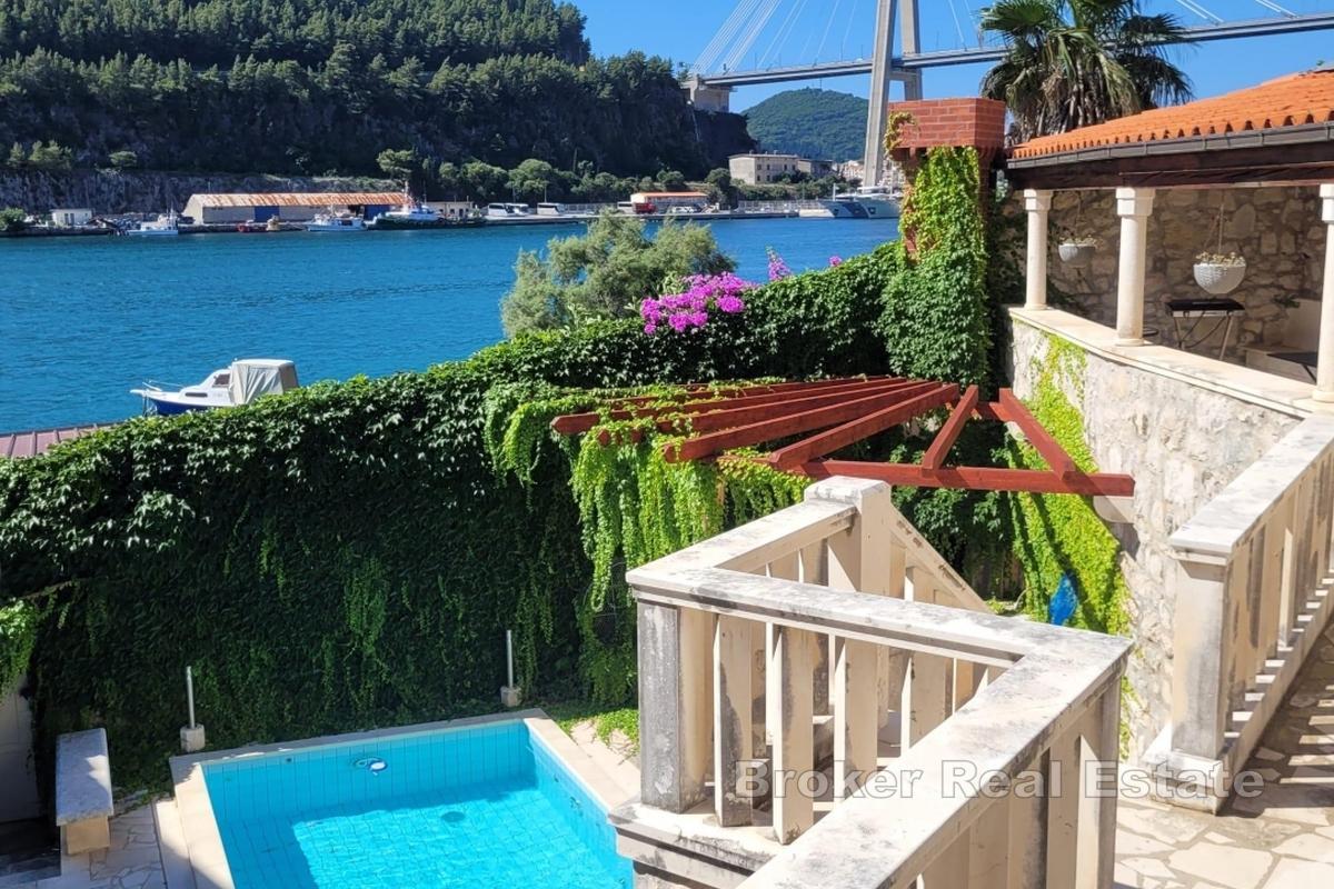 Kamena kuća sa bazenom prvi red do mora