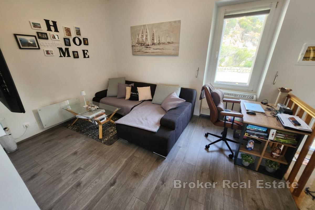 Каменный дом с бассейном, первый ряд у моря