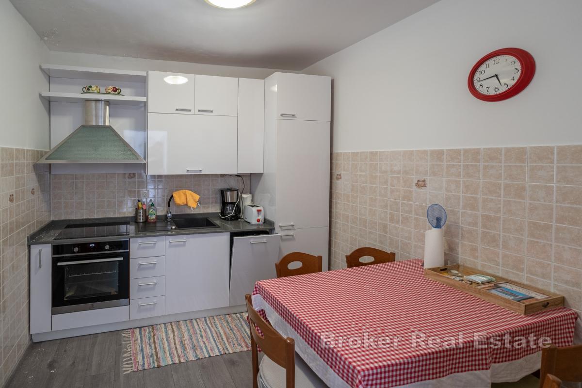 Kamena kuća sa bazenom prvi red do mora