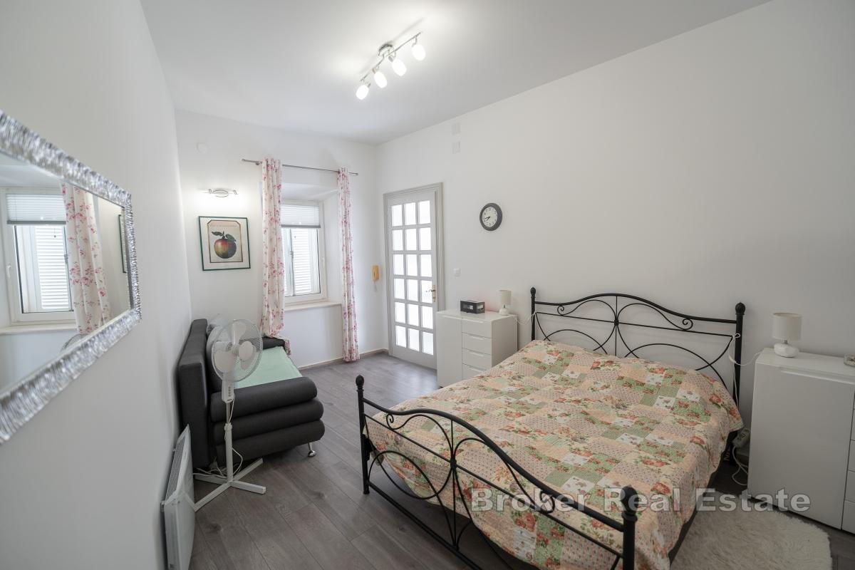 Casa in pietra con piscina, prima fila al mare