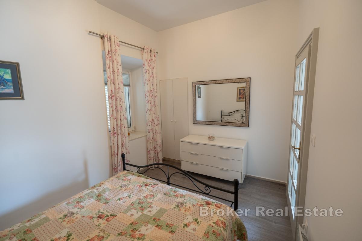 Kamena kuća sa bazenom prvi red do mora