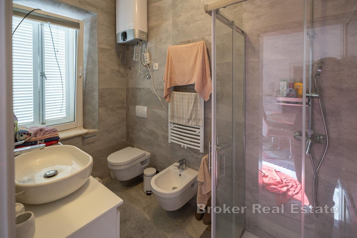 Casa in pietra con piscina, prima fila al mare