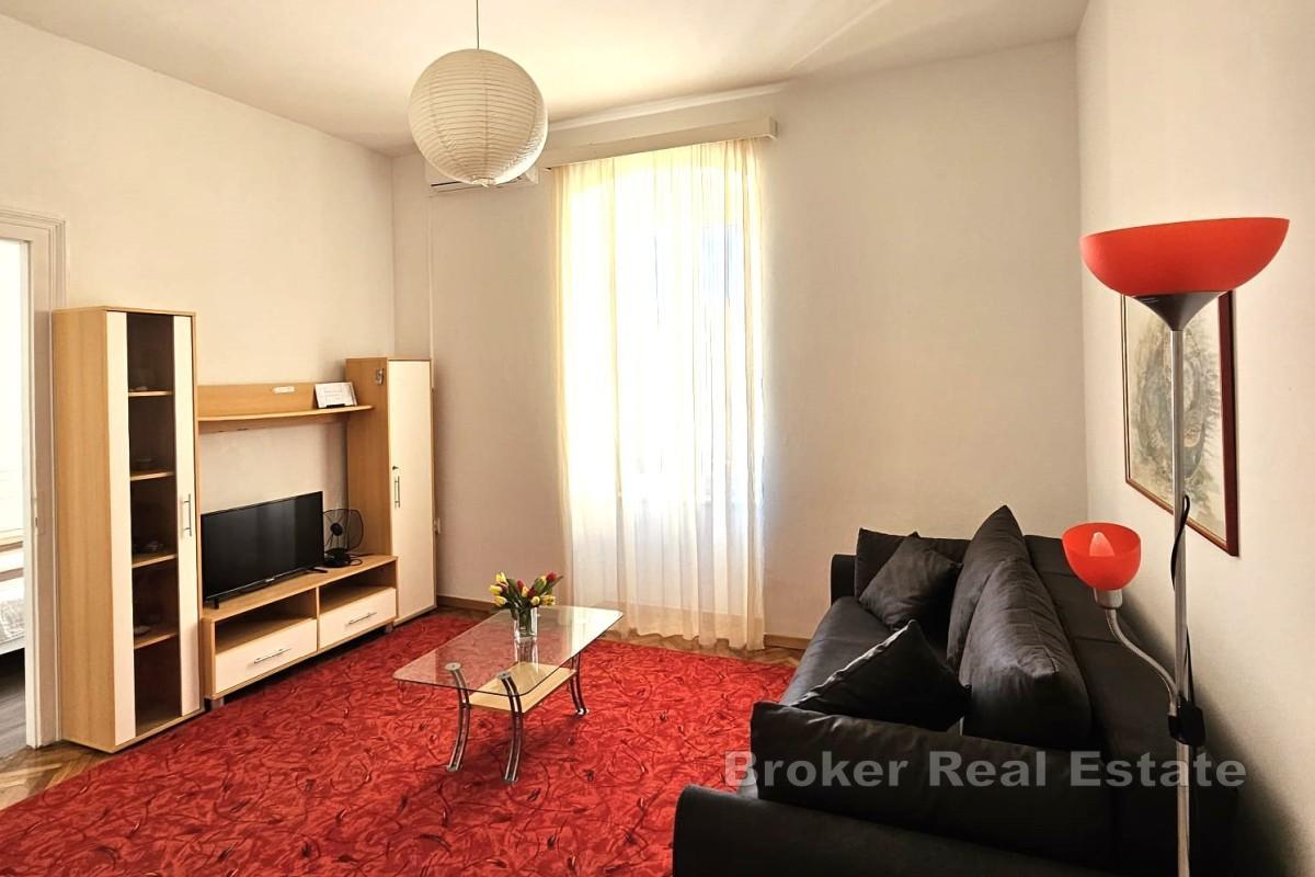 Romslig leilighet i første etasje nær Stradun