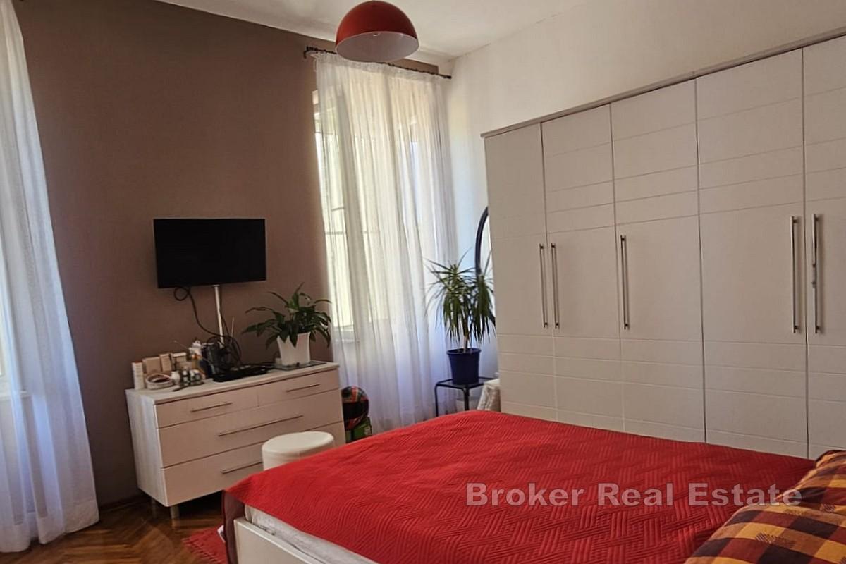 Romslig leilighet i første etasje nær Stradun