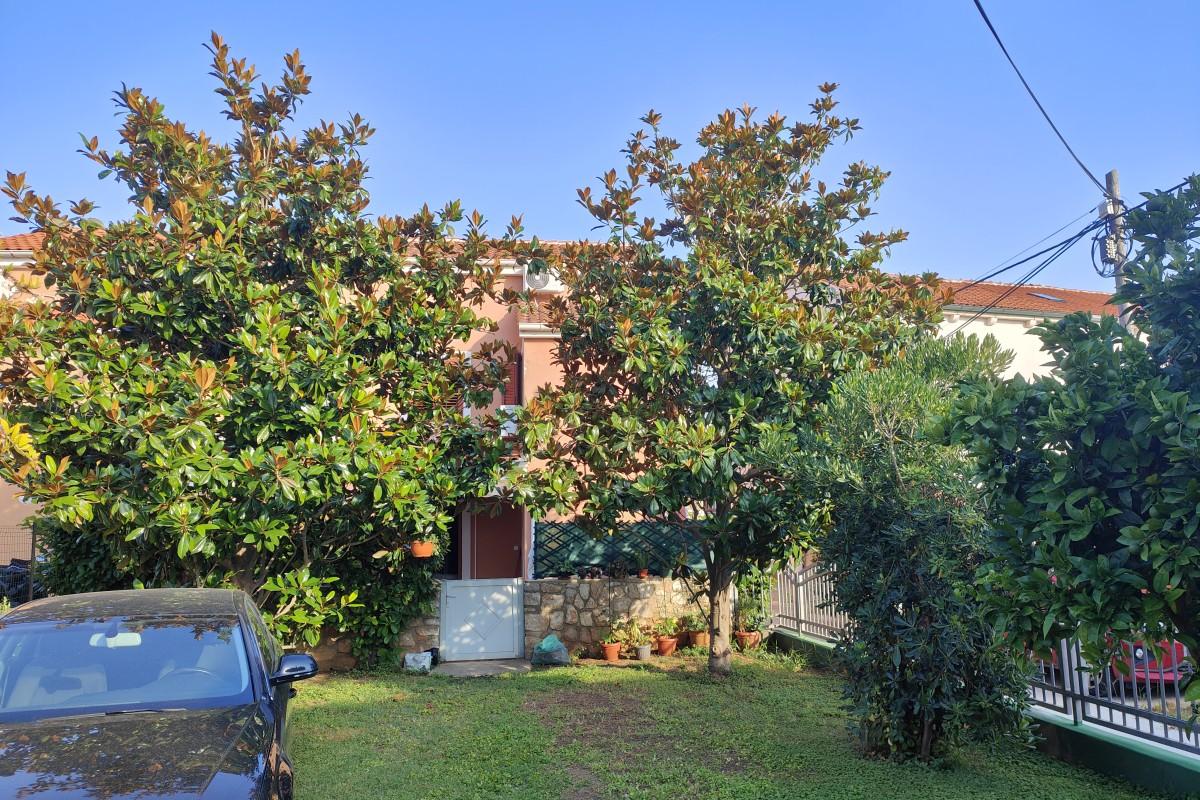 Maison avec deux appartements dans un quartier calme de Mali Lošinj