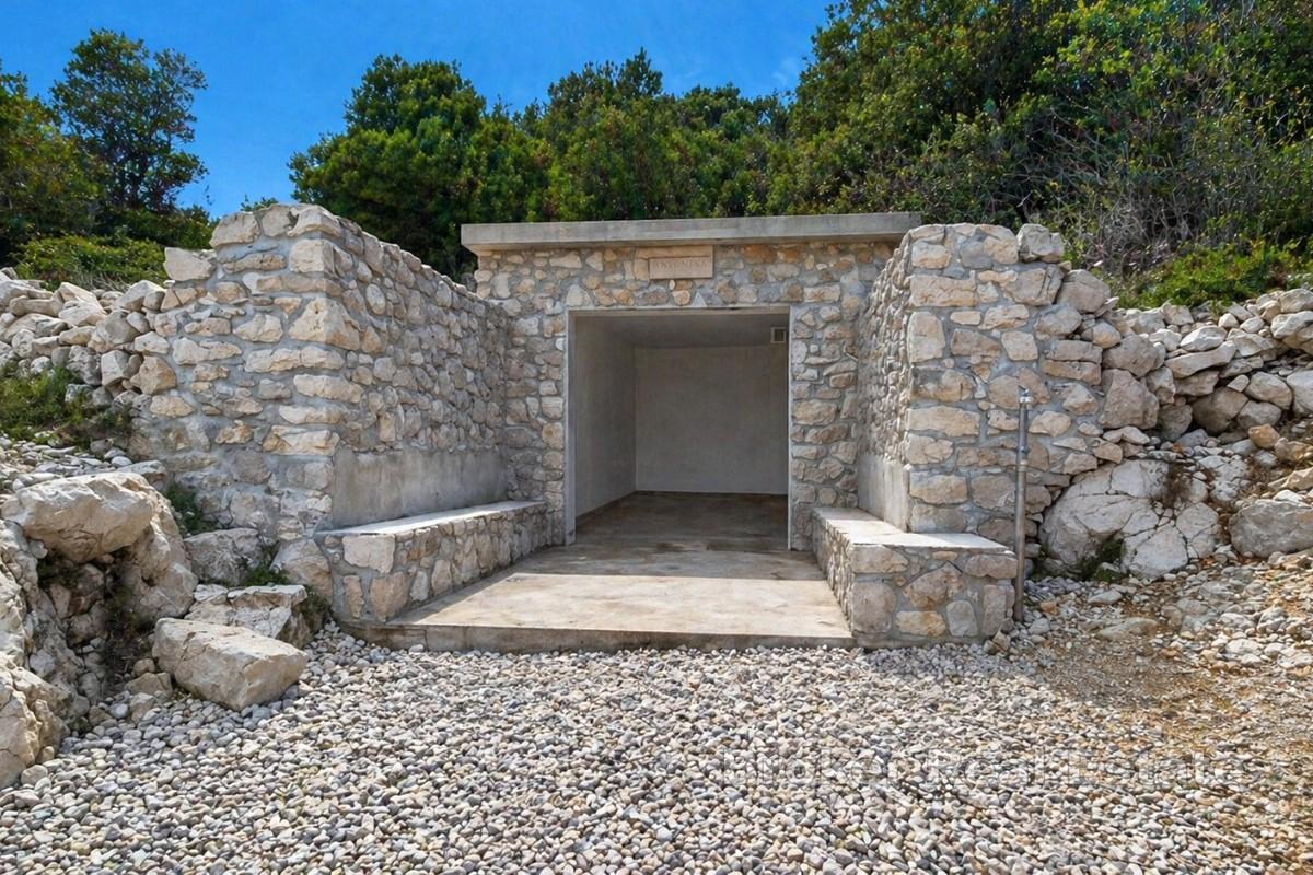 Zemědělský pozemek u moře se stávající budovou