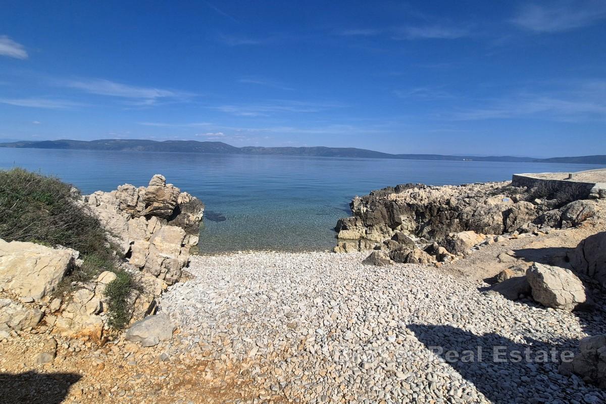 Zemědělský pozemek u moře se stávající budovou