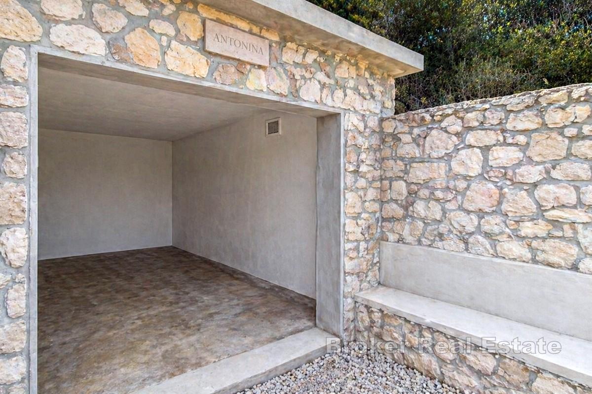 Zemědělský pozemek u moře se stávající budovou