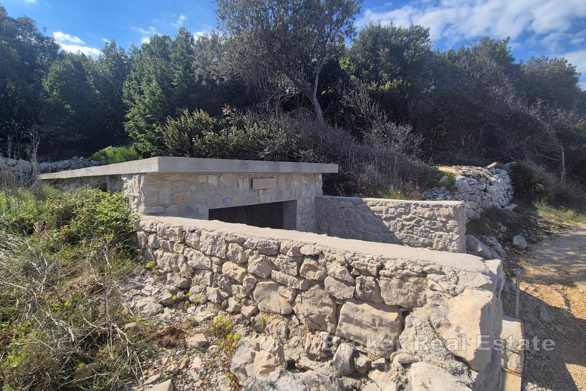 Zemědělský pozemek u moře se stávající budovou