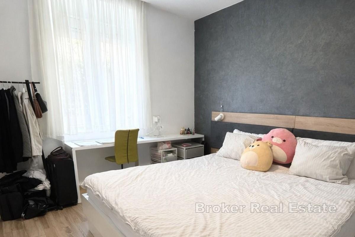 Квартира с двумя отдельными жилыми помещениями и парковкой