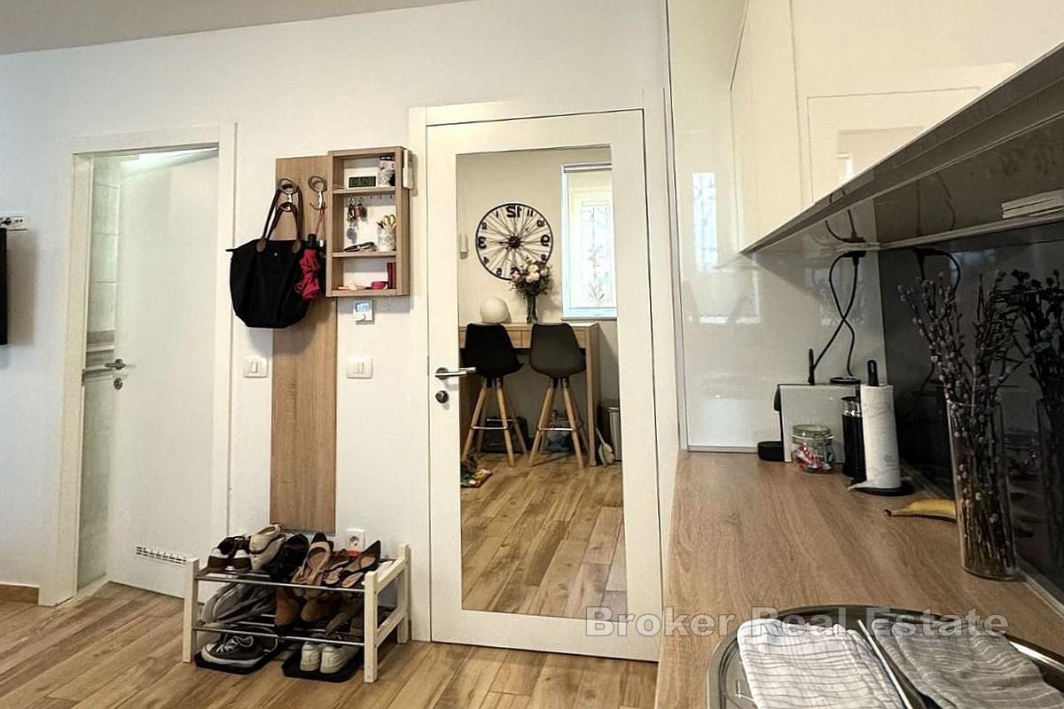 Квартира с двумя отдельными жилыми помещениями и парковкой