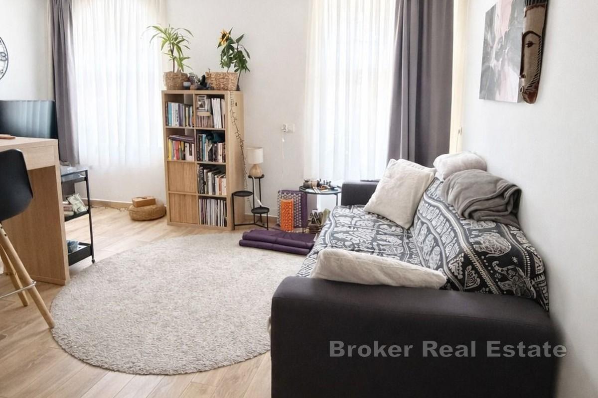 Квартира с двумя отдельными жилыми помещениями и парковкой