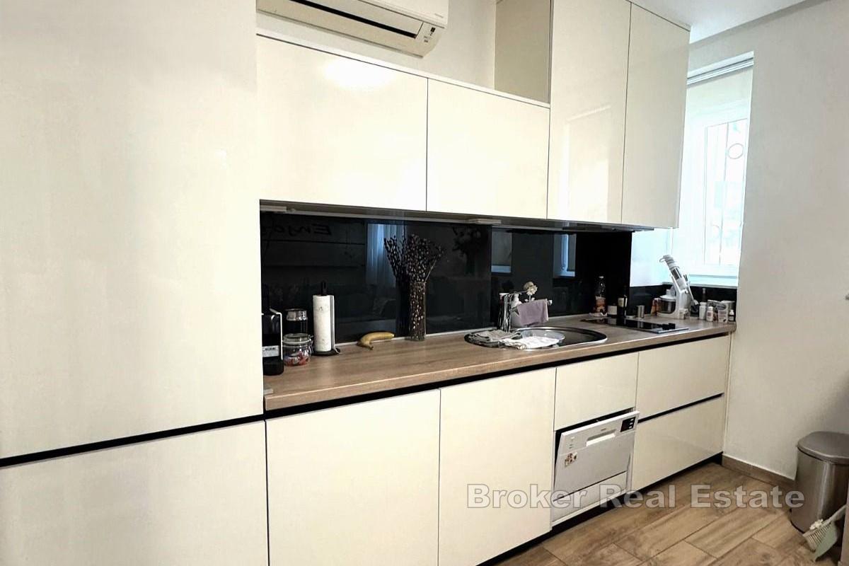 Квартира с двумя отдельными жилыми помещениями и парковкой