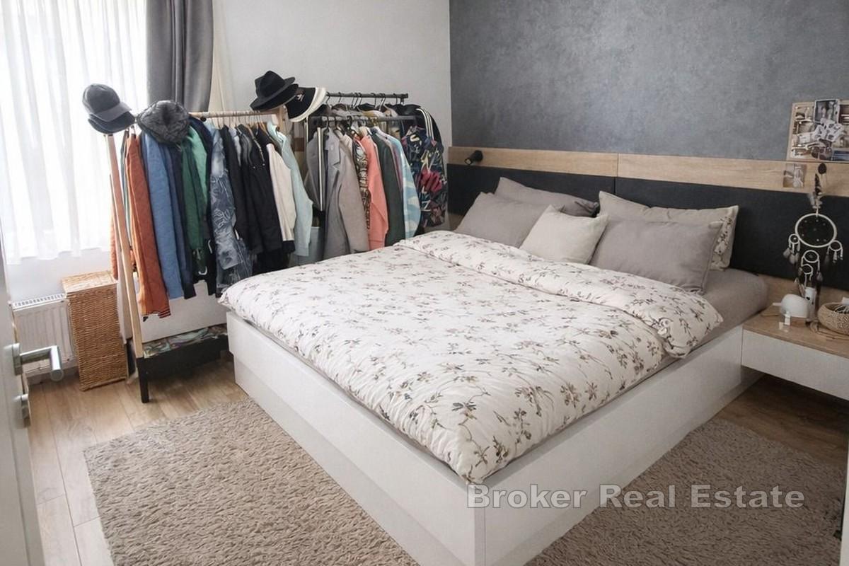 Квартира с двумя отдельными жилыми помещениями и парковкой