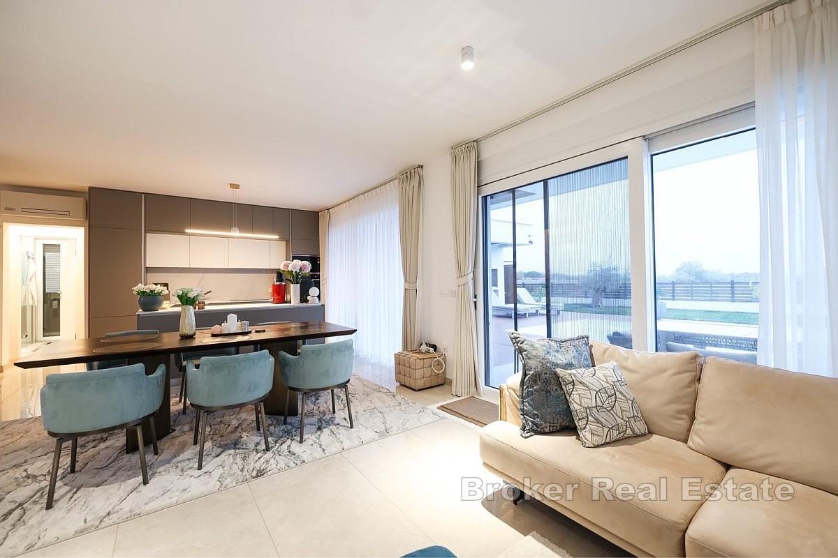 Moderne Villa mit Pool und Meerblick