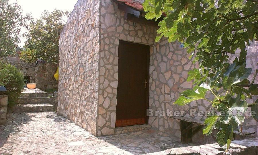 Doppelhaushälfte mit mediterranem Garten