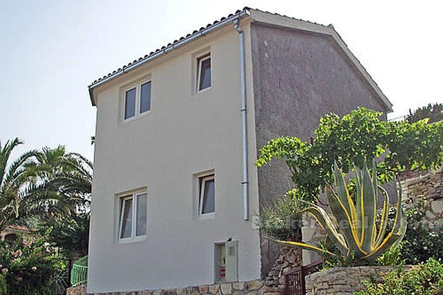 Atraktivna kamena kuća s pogledom na more