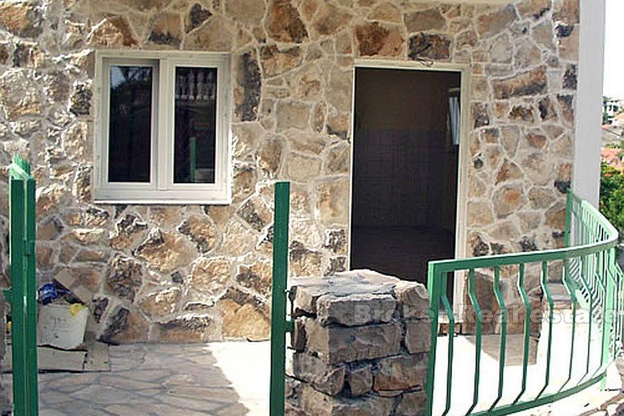 Atraktivna kamena kuća s pogledom na more
