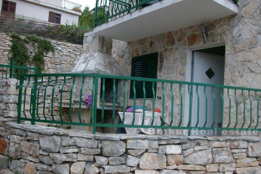 Atraktivna kamena kuća s pogledom na more