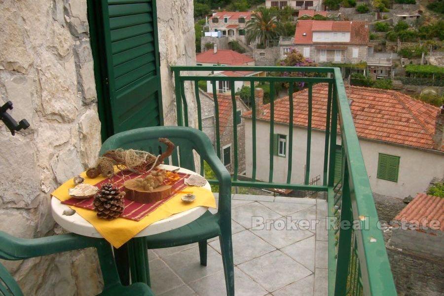 Jolie maison en pierre avec vue sur la mer