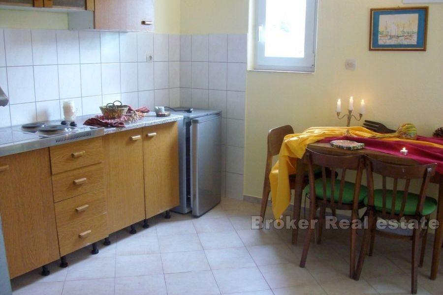 Atrakcyjny dom z kamienia z widokiem na morze