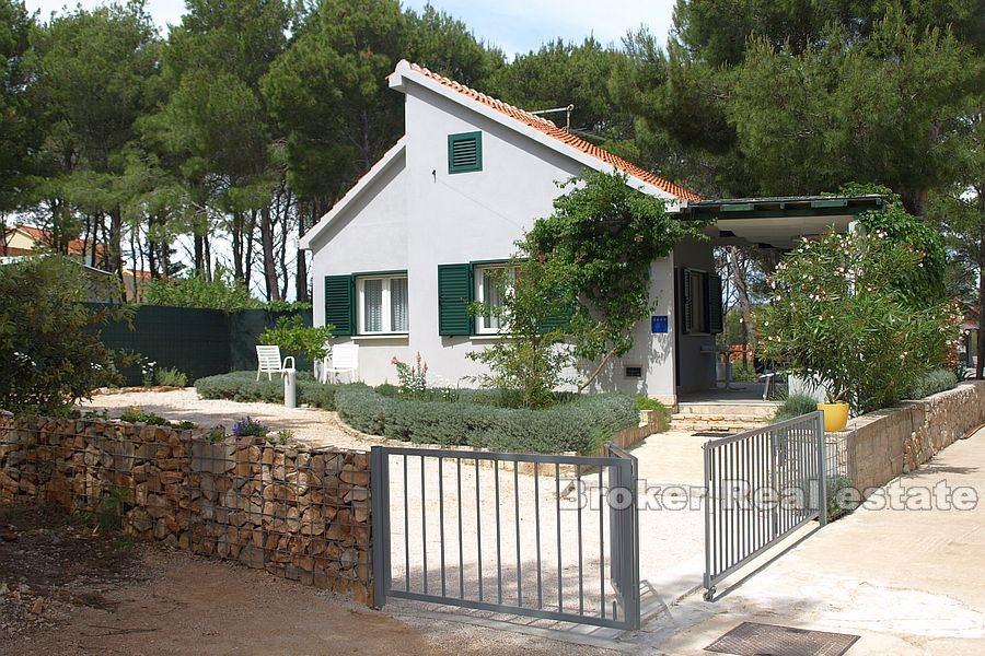 Građevinsko zemljište s malom kućom