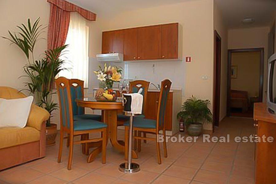 Lägenhet med ett sovrum med trädgård