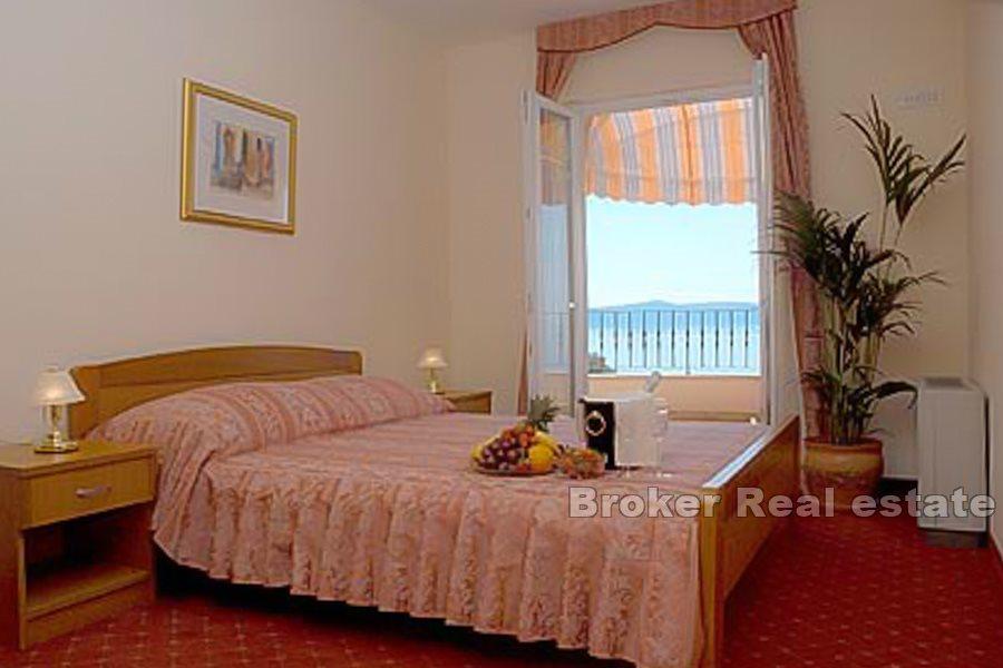 Lägenhet med ett sovrum med trädgård