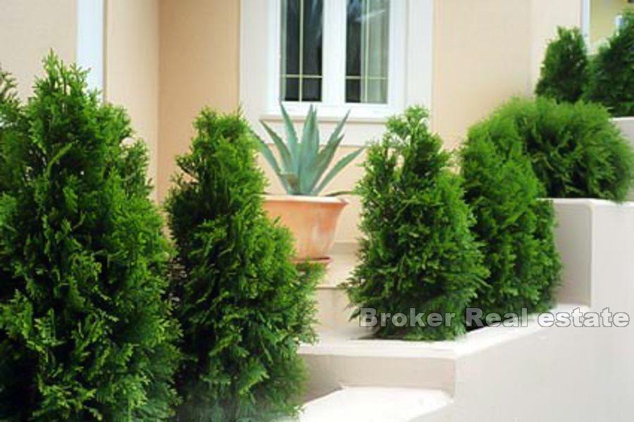 Lägenhet med ett sovrum med trädgård