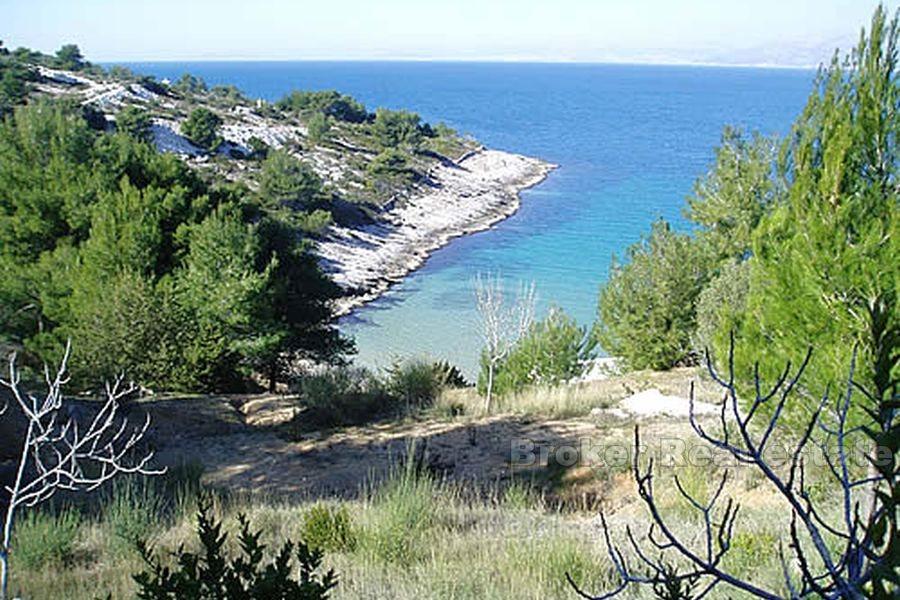 Земля с видом на море