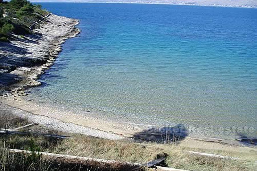 Земля с видом на море