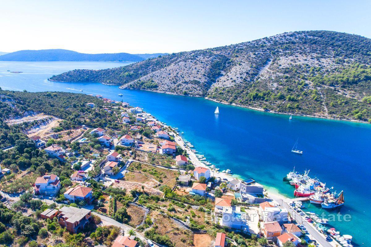 Et hus med byggeland med utmerket beliggenhet