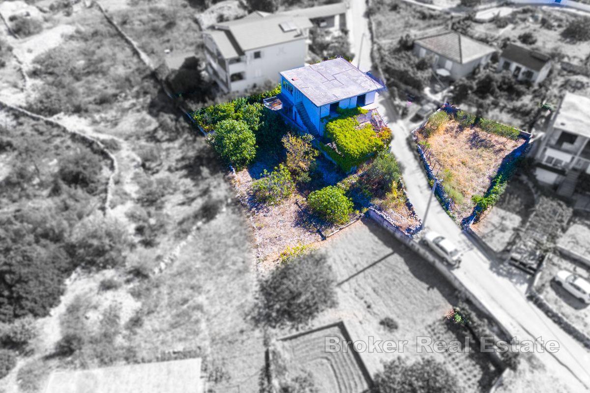 Et hus med byggeland med utmerket beliggenhet