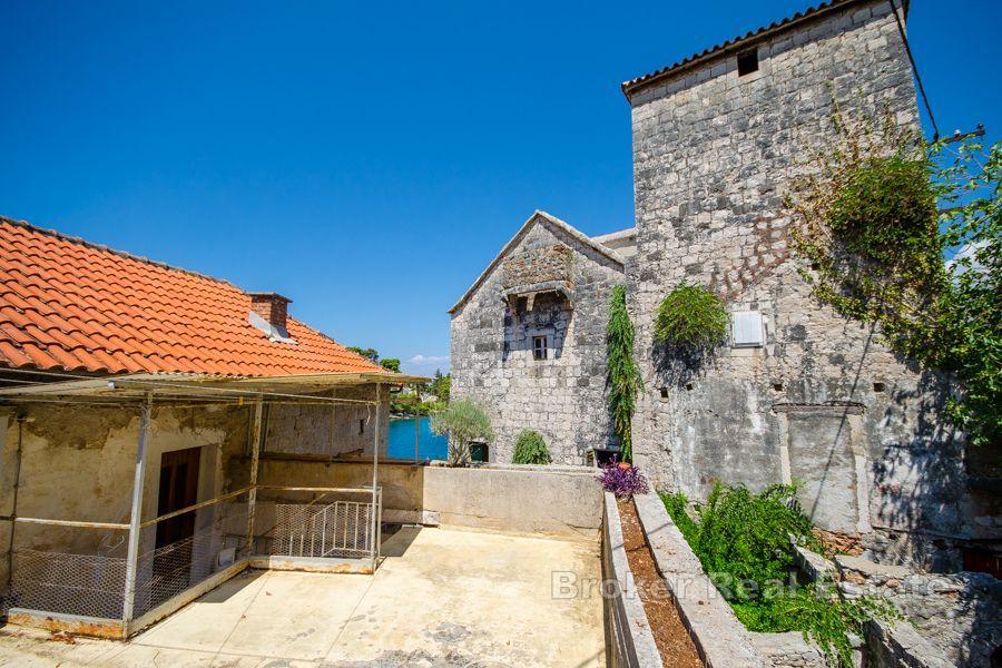 Stenfastighet i centrum av staden