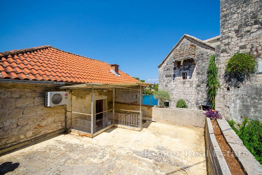 Stenfastighet i centrum av staden