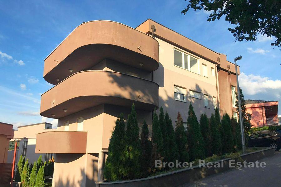 Appartement de deux chambres dans un endroit attrayant