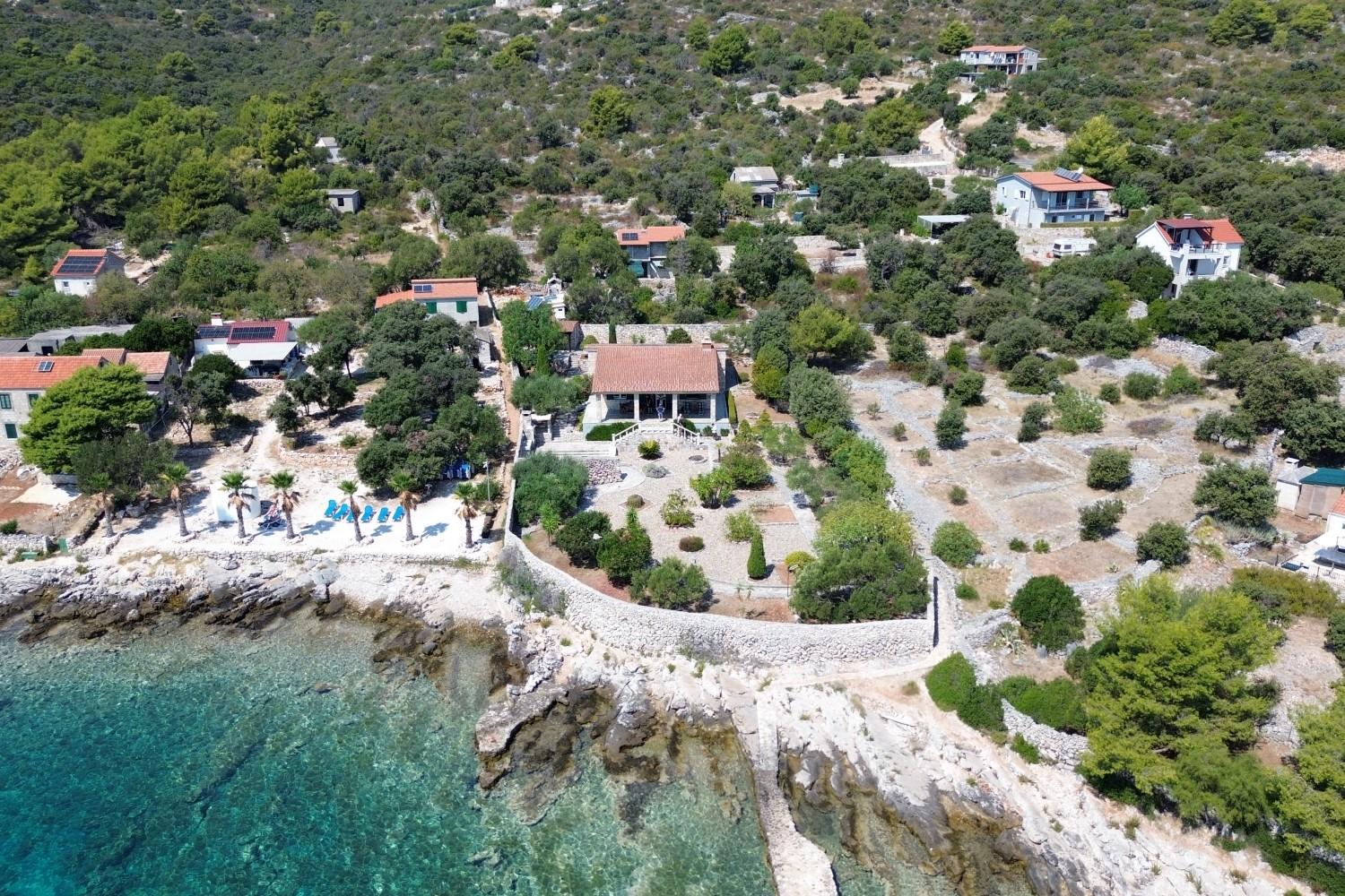 Propriété avec deux villas en bord de mer et un vaste jardin méditerranéen