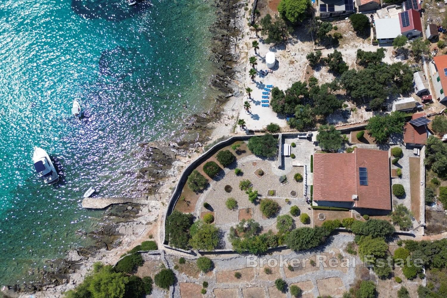 Propriété avec deux villas en bord de mer et un vaste jardin méditerranéen