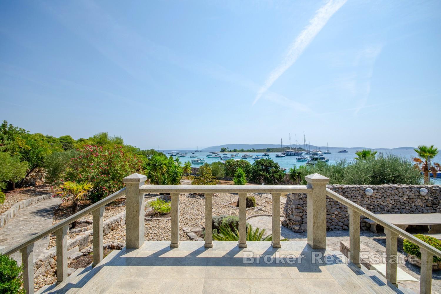 Propriété avec deux villas en bord de mer et un vaste jardin méditerranéen