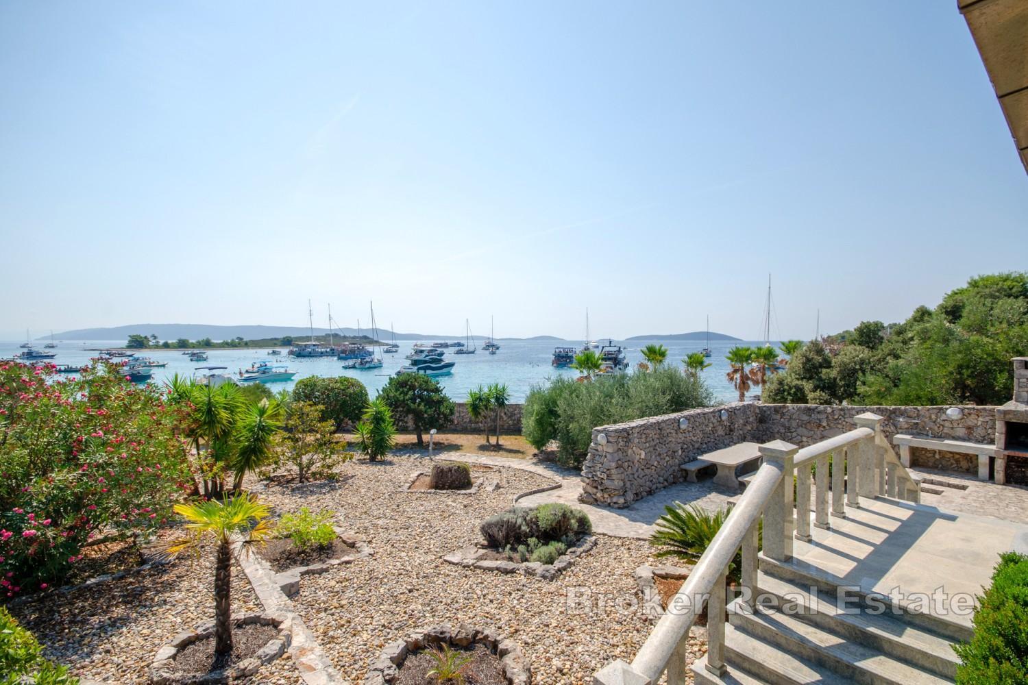 Propriété avec deux villas en bord de mer et un vaste jardin méditerranéen