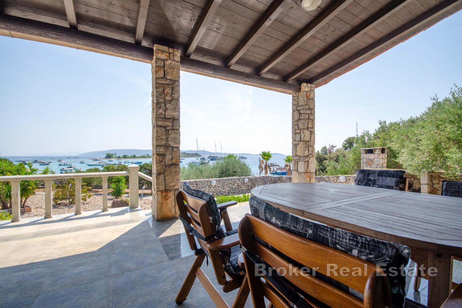 Propriété avec deux villas en bord de mer et un vaste jardin méditerranéen