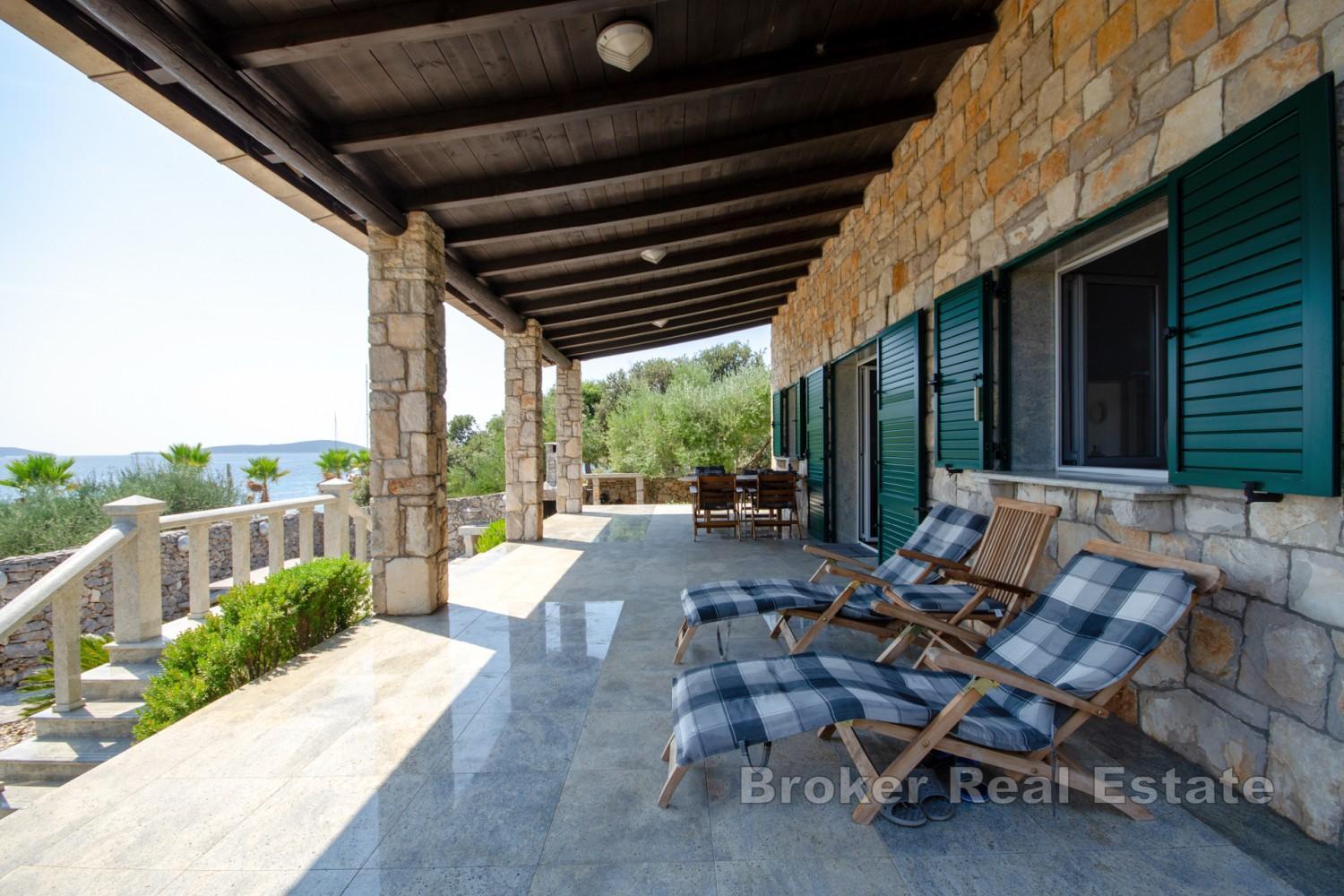 Propriété avec deux villas en bord de mer et un vaste jardin méditerranéen