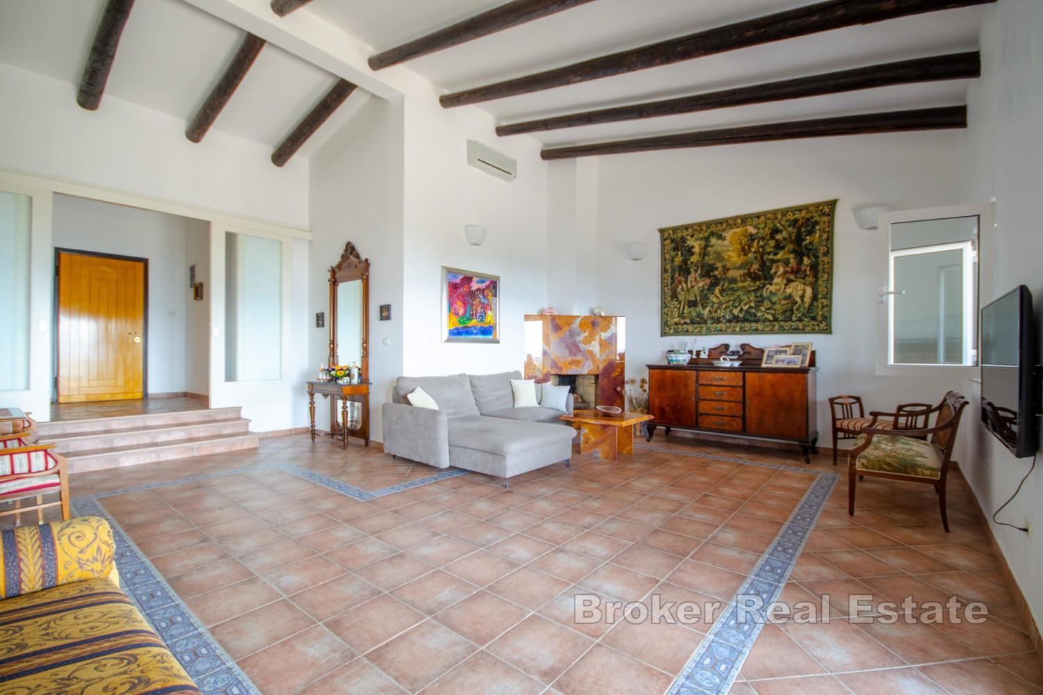 Propriété avec deux villas en bord de mer et un vaste jardin méditerranéen